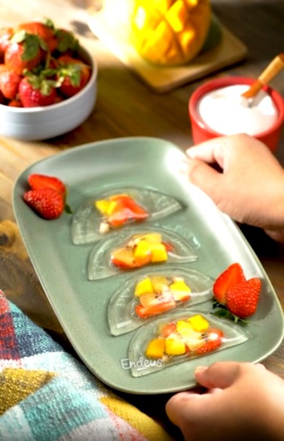 Dilansir dari Endeus TV, kamu bisa membuat crystal fruit dumpling dari konjac. (Foto: Dok. Endeus TV)