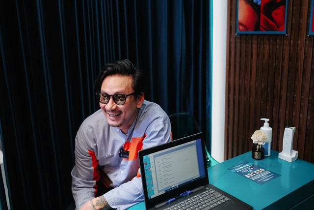 Vincent berbagi cerita soal kepedeannya saat ini dengan rambutnya bersama Erha. (Foto: Dok. Istimewa)