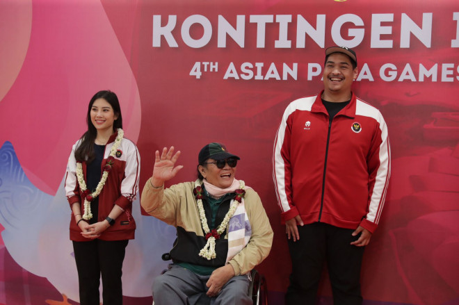 Menpora Dito Ariodtedjo (kanan) bersama CdM Indonesia di Asian Para Games Angela Tanoesoedibjo (kiri) serta Ketua NPC Senny Marbun (dok. Kemenpora)