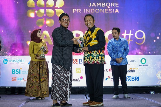 Rektor UGM Dinobatkan Sebagai Pemimpin Terpopuler di Media Sosial 2023