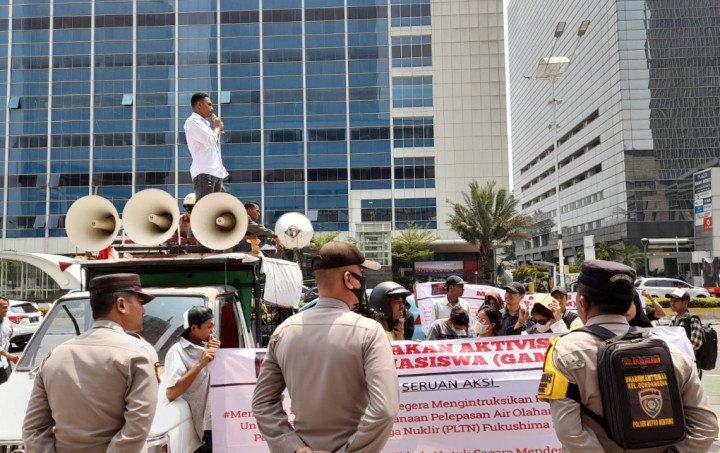 Aksi Damai Depan Kedubes Jepang, Massa Protes Pembuangan Limbah Nuklir PLTN Fukushima