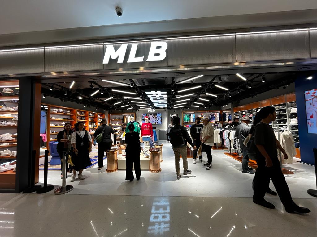Selami dunia di mana fesyen dan budaya menyatu seraya gerai Flagship MLB meleburkan estetika khas dunia Major League Baseball dengan sentuhan K-Style yang segar dan mewah.  Dok. A. Firdaus/Medcom