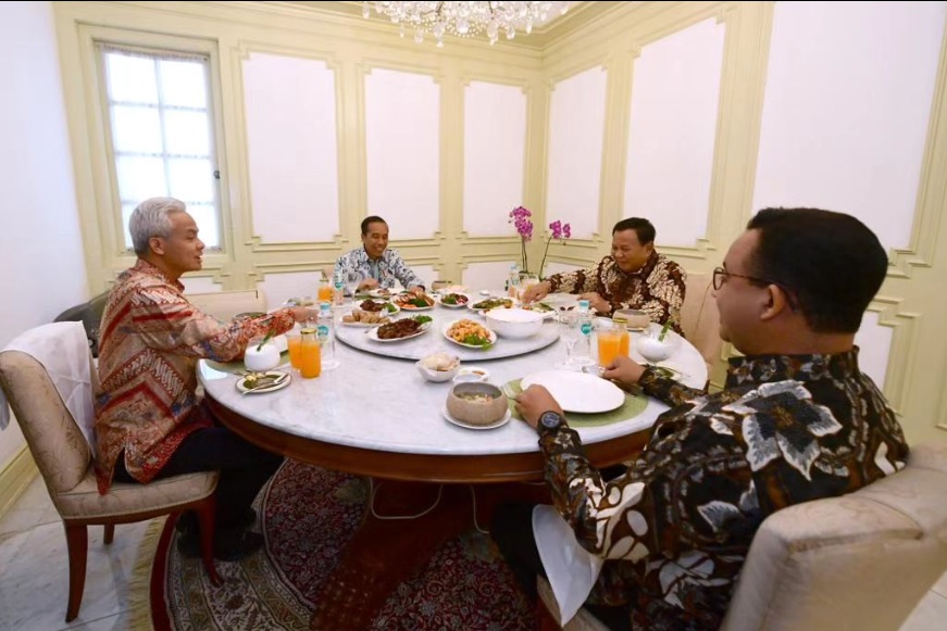 Keempatnya kompak mengenakan pakaian batik, namun, polanya yang berbeda. IG @Jokowi