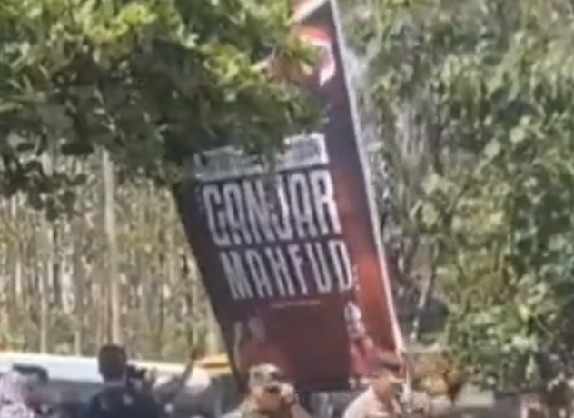 Satpol PP Bali Copot Semua Bendera PDIP dan Baliho Ganjar-Mahfud saat Jokowi akan Melintas