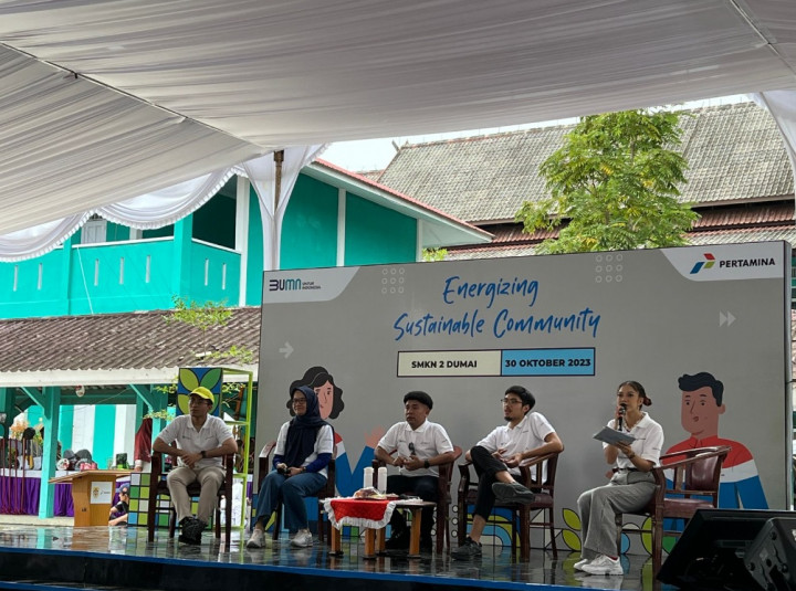 Billy Mambrasar Tekankan Kesadaran Pentingnya Energi Terbarukan ke Sekolah