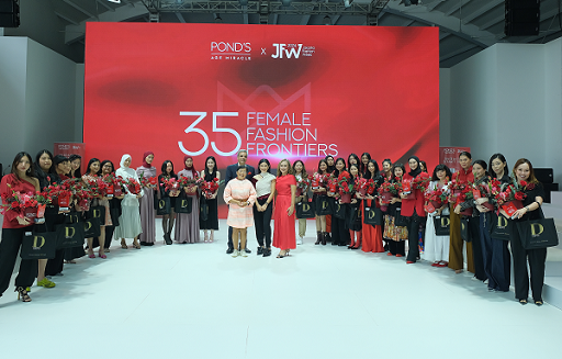 Pond's Age Miracle dan 35 perempuan penerima penghargaan di Jakarta Fashion Week 2024. (Foto: Dok. Istimewa)