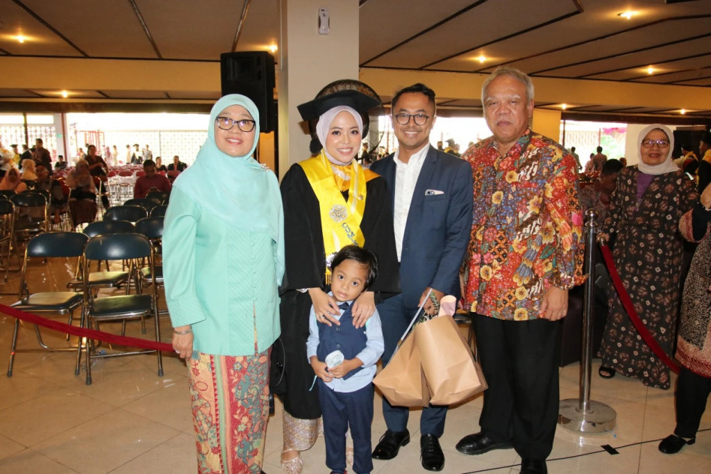 Menteri PUPR, Basuki Hadimuljono di wisuda putrinya. Foto: UGM