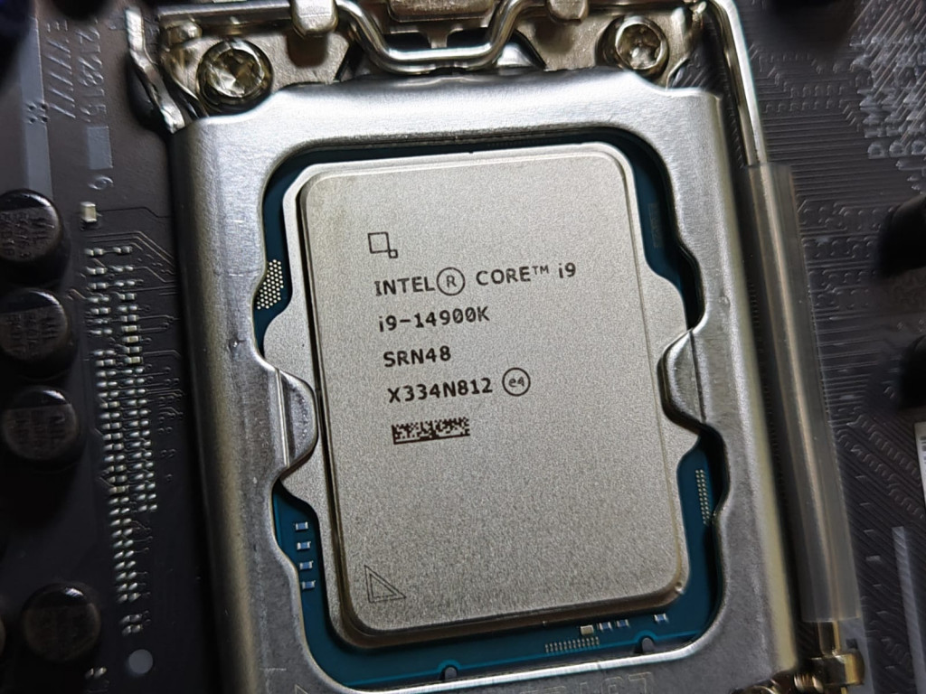 Intel Core i9-14900K.