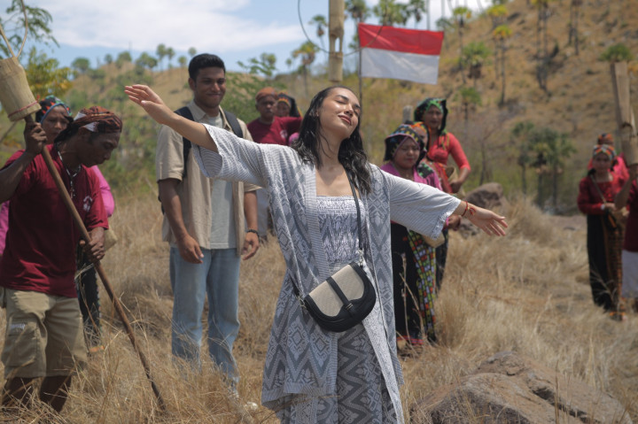 Sinopsis Film Nona Manis Sayange