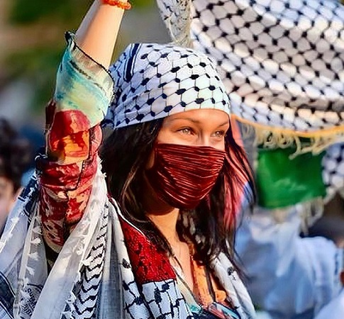 Bella hadid mengenakan scarf keffiyeh saat memberikan dukungannya terhadap warga Palestina. (Foto: Dok. Instagram/@bellahadid)