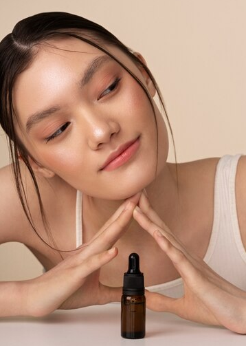 Konsistensi serum yang ringan pun memungkinkan bahan aktif ini menembus lapisan kulit yang lebih dalam. (Foto: Ilustrasi. Dok. Freepik.com)