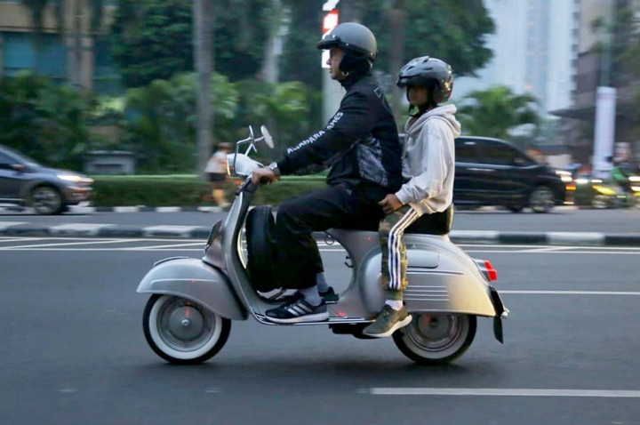 Romantisme Anies Baswedan & Vespa Klasik Berspion 'Caplang'