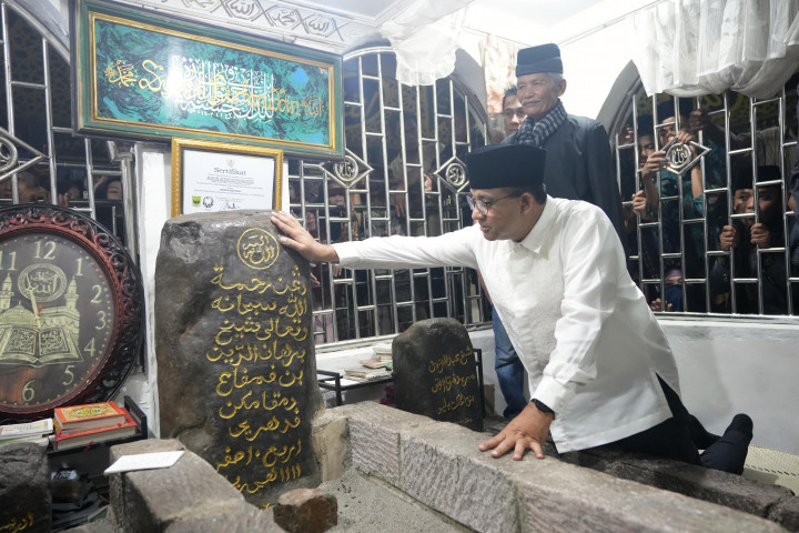 Momen Anies Baswedan Ziarah ke Makam Ulama Berpengaruh Minangkabau