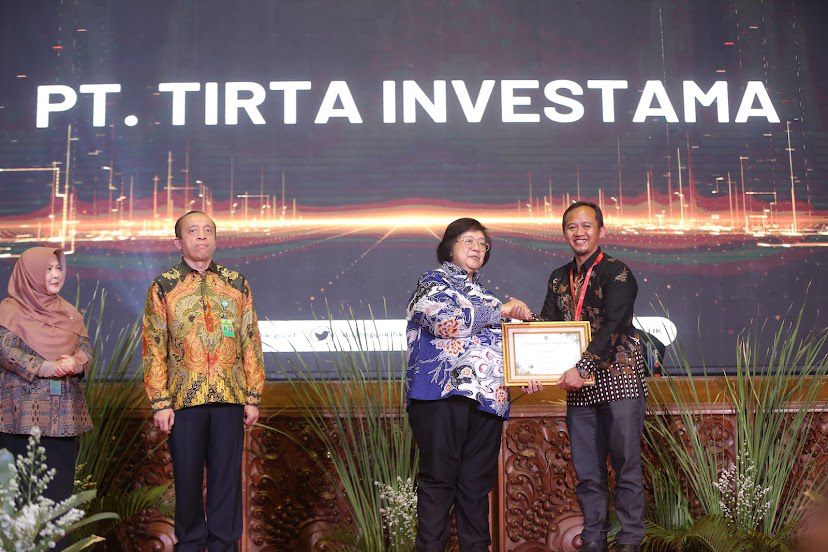 Thoriq - Sustainable Development Supervisor PT Tirta Investama Wonosobo Menerima Piagam Penghargaan Pendukung Proklim 2023.