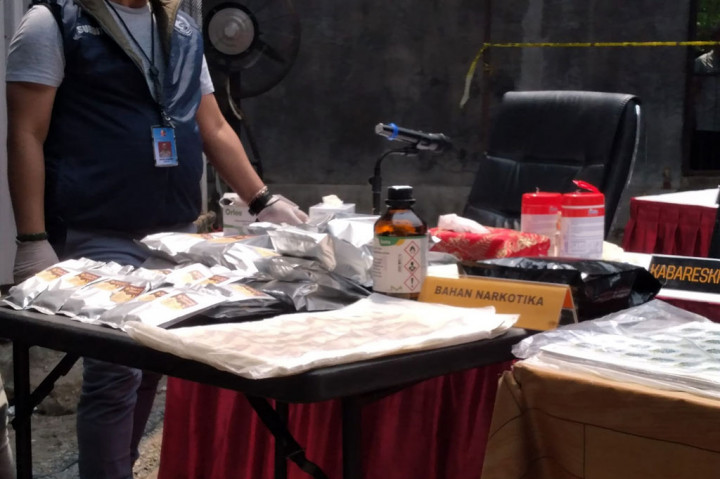 Momen Bareskrim Gerebek Pabrik Keripik Mengandung Narkoba