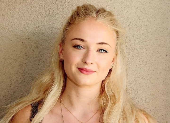 Dicerai Joe Jonas, Sophie Turner Keciduk Ciuman dengan Bangsawan Inggris