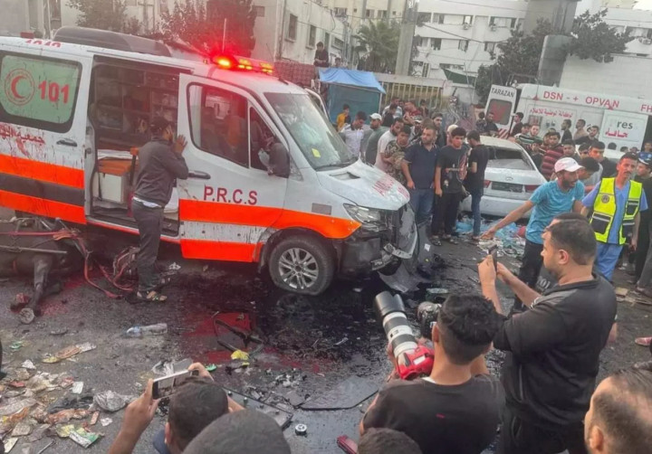 Serangan Israel Hantam Ambulans Dekat Rumah Sakit Gaza