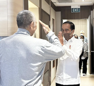 Presiden Jokowi Jenguk Luhut di Singapura, Kondisinya Bikin Pangling