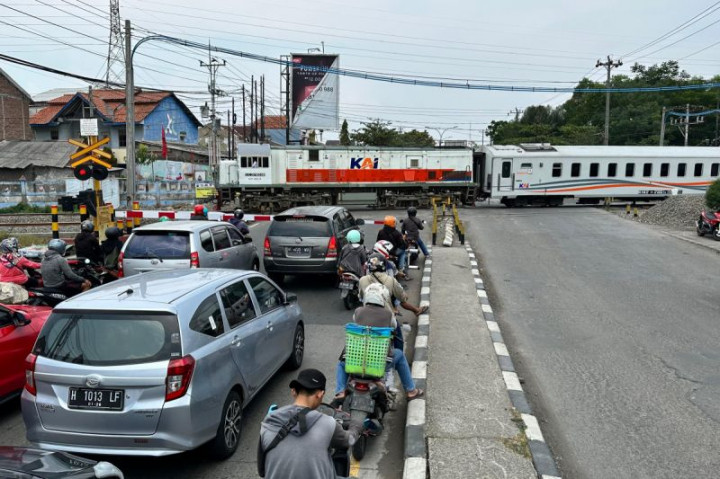 Daop 4 Tinggikan Perlintasan Sebidang Jalan Kaligawe Semarang