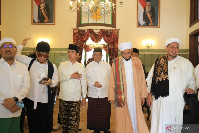 Hadir Bebarengan di Haul Habib Ali Solo, Gibran Tak Masalah Anies yang Beri Sambutan