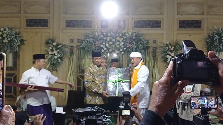 Anies Dibekali Pusaka saat Berkunjung ke Ponpes Takmirul Islam Solo
