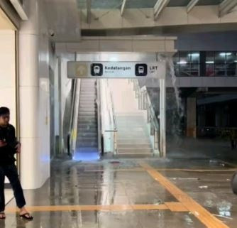 Atap Stasiun Kereta Cepat Halim Bocor Akibat Hujan Deras, Netizen: Konsep Alam Pakai Air Terjun