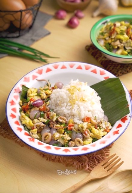 Sontek resep tumis bawang dengan cumi asin yang harum dan gurih ini. (Foto: Dok. Endeus TV)