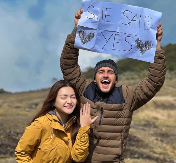 Nathalie Holscher dilamar di gunung gede, Foto: Instagram