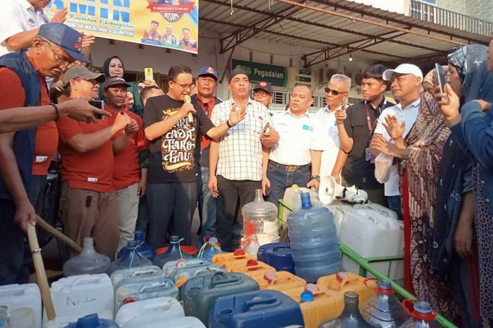 Bagikan Air Bersih di Makassar, Anies Janjikan Perbaikan Infrastruktur Mikro