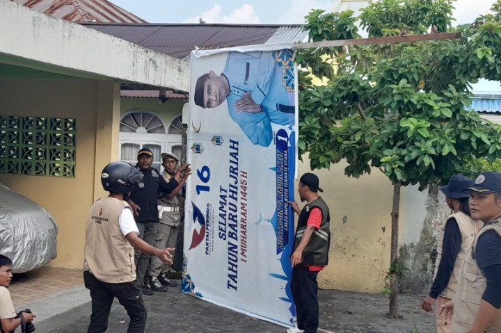 Tim Gabungan Turunkan Baliho Caleg di Ternate