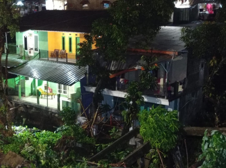 Hujan Deras Bikin Tebing 25 Meter di Jalan Raya Tajur Bogor Longsor