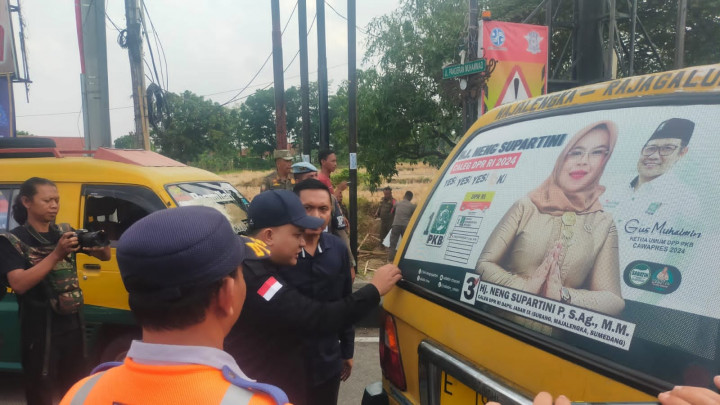 Bawaslu Majalengka Tindak Pelanggaran Pemasangan Stiker Caleg di Angkot