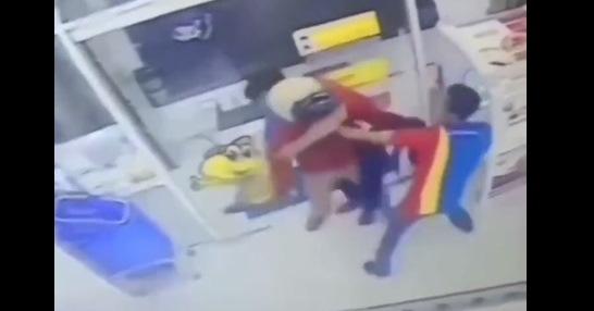Viral Aksi Karyawan Minimarket Ditembak dan Tetap Melawan Perampok