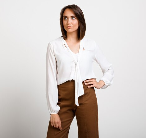 5 Ide Mix and Match Outfit Celana Coklat, Dijamin Bikin Kamu Kece Abis!