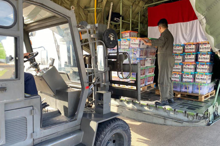 Foto Terpopuler: Bantuan RI Tiba di Mesir hingga Din Syamsuddin Temui Surya Paloh