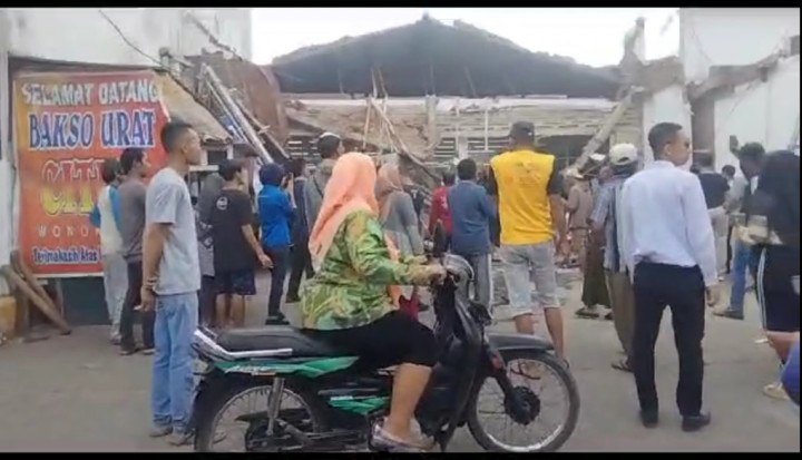 Gerai Indomaret di Malang Roboh, 2 Orang Terluka