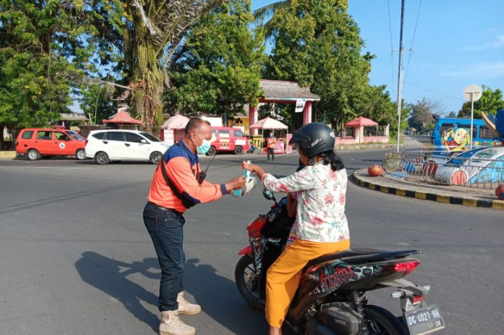 Hujan Abu Vulkanik Gunung Dukono, BPBD Halmahera Utara Bagikan Masker Gratis