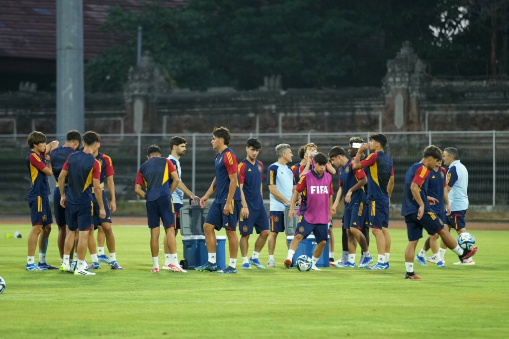 After visiting Bali, the Spanish U-17 national team held its first training in Karanganyar