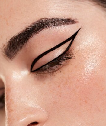 Eyeliner, maskara, dan eyeshadow umumnya mengandung pewarna dan pengawet. (Foto: Ilustrasi. Dok. Freepik.com)