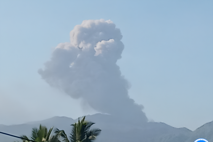 Abu Gunung Dukono Melanda Hingga Kota Tobelo
