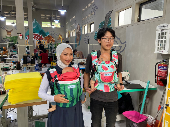 Keuntungan untuk Anak Palestina, Perajin di Malang Buat Gendongan Bayi Bermotif Semangka