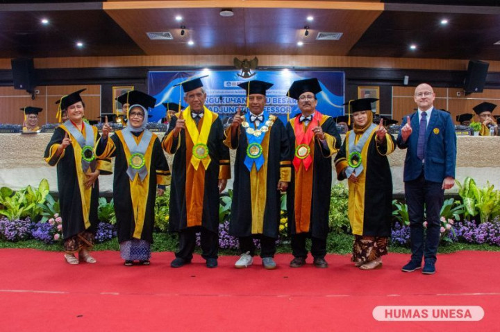 Unesa Kukuhkan Gubes Baru dan Adjunct Professor dari Enam Negara