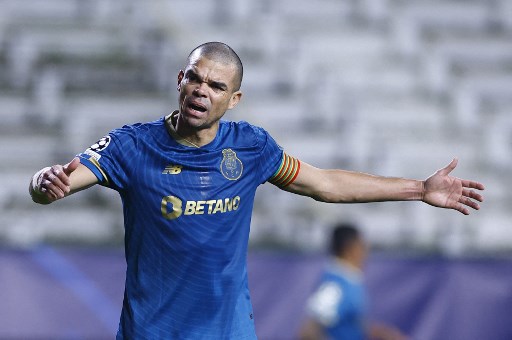 Bek tengah Porto, Pepe. (KENZO TRIBOUILLARD / AFP)