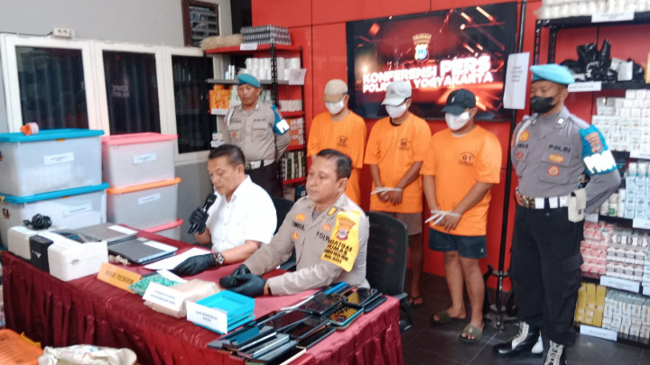 Ratusan Ribu Obat-Obatan Ilegal Disita Polisi dari Produsin di Sleman