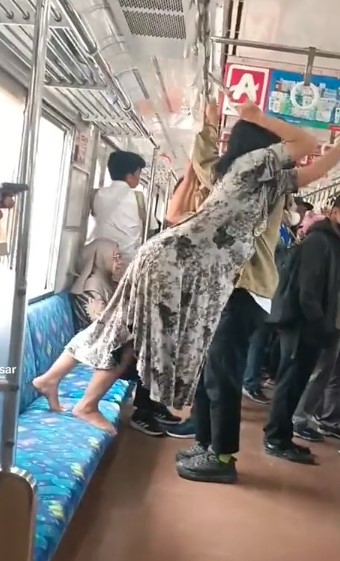 Viral Emak-Emak Gelantungan di Kursi KRL Pengen Olahraga Biar Sehat (Tangkap layar)