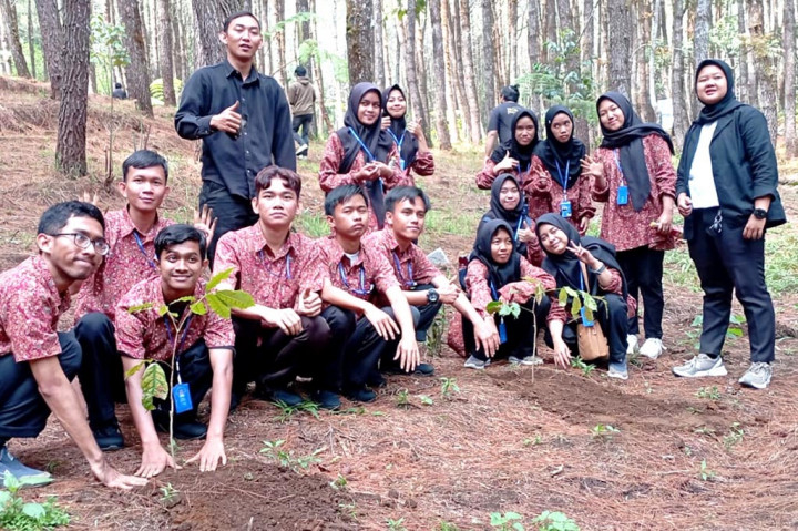 Sahabat Tuli Sampaikan Pesan Pelestarian Lingkungan Lewat Penanaman Pohon