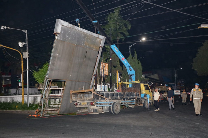 Tak Miliki Izin, Papan Reklame Kembali Dibongkar Paksa
