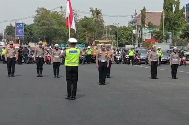 Peringati Hari Pahlawan, Polisi dan Pengendara Mengheningkan Cipta