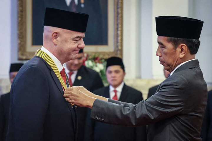 Presiden FIFA Peroleh Bintang Jasa Pratama dari Jokowi