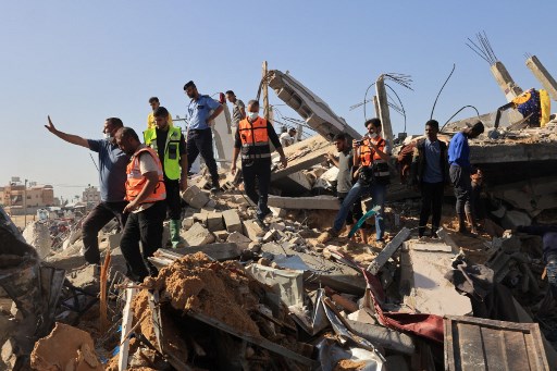 Warga Gaza mencari korban selamat dalam serangan Israel. Foto: AFP